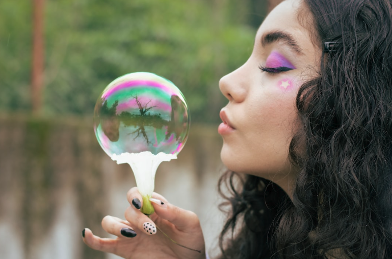 透视泡沫：从AI盛世到人生本质的「黑白一瞬」