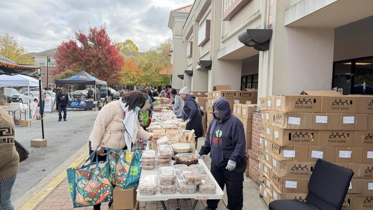 儘管政府關門，美國人的食物卷已經開始重新發放